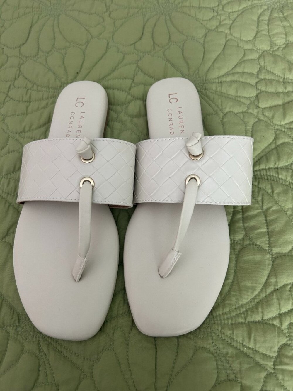 Lauren Conrad NWOT  Cream Color Memory Foam Slip on Sandals Size 8